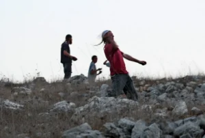 إصابة متضامنين أجنبيين في هجوم للمستعمرين على قصرة جنوب نابلس